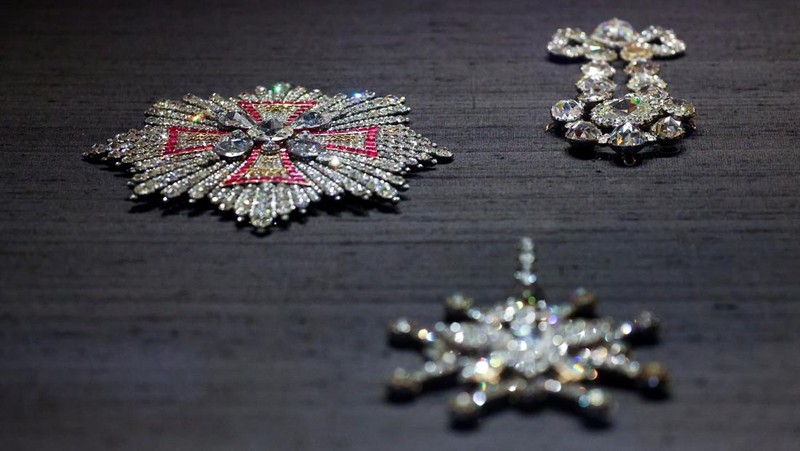 Seorang wanita mengambil gambar, saat barang-barang yang ditemukan dari pencurian permata di museum Gruenes Gewoelbe (Gudang Hijau) pada tahun 2019 dengan perkiraan nilai lebih dari 113 juta euro kembali dipamerkan setelah restorasi, di Dresden, Jerman, 13 Agustus 2024. (REUTERS/Nadja Wohlleben)