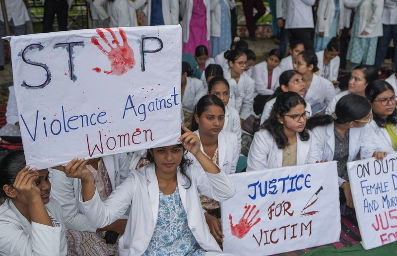 Para dokter muda memprotes pemerkosaan dan pembunuhan seorang petugas medis di Kolkata minggu lalu, dalam acara peringatan dengan menyalakan lilin di Hyderabad, India, Senin, 12 Agustus 2024. (AP Photo/Mahesh Kumar A.)