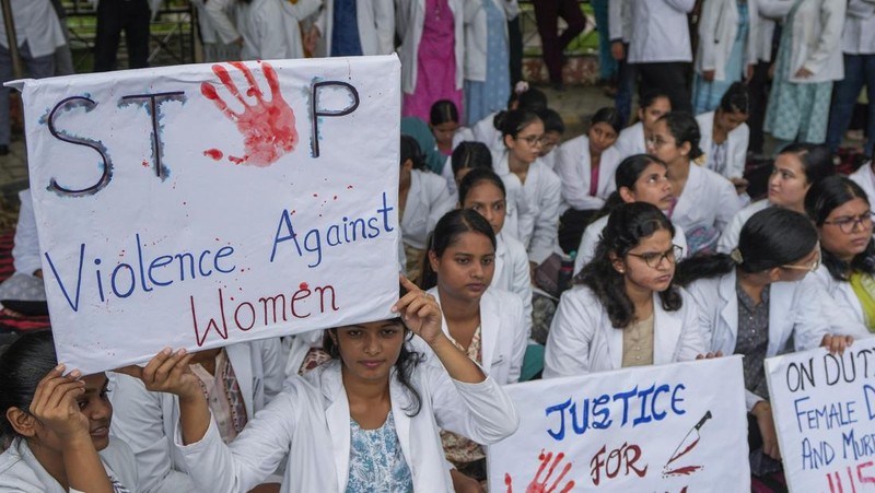 Para dokter muda memprotes pemerkosaan dan pembunuhan seorang petugas medis di Kolkata minggu lalu, dalam acara peringatan dengan menyalakan lilin di Hyderabad, India, Senin, 12 Agustus 2024. (AP Photo/Mahesh Kumar A.)