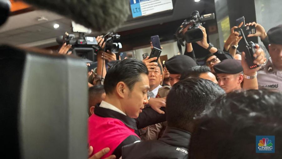 Harvey Moeis keluar ruang sidang PN Jakpus. (CNBC Indonesia/Mentari Puspadini)