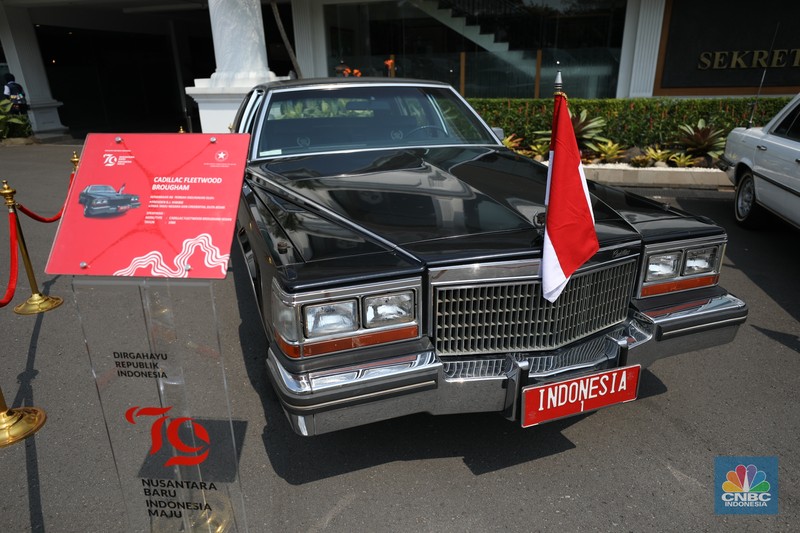 Istana Negara memajang tiga mobil kepresidenan yang pernah digunakan Presiden kedua Soeharto dengan jenis dua sedan Cadillac tipe Fleetwood Brougham keluaran tahun 1980 dan Mercedes-Benz s-280 jelang perayaan HUT Kemerdekaan RI ke-79, di Jakarta, Rabu (14/8/2024).  (CNBC Indonesia/Tri Susilo)