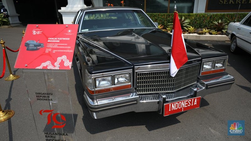 Istana Negara memajang tiga mobil kepresidenan yang pernah digunakan Presiden kedua Soeharto dengan jenis dua sedan Cadillac tipe Fleetwood Brougham keluaran tahun 1980 dan Mercedes-Benz s-280 jelang perayaan HUT Kemerdekaan RI ke-79, di Jakarta, Rabu (14/8/2024).  (CNBC Indonesia/Tri Susilo)