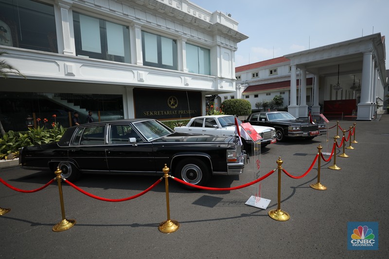Istana Negara memajang tiga mobil kepresidenan yang pernah digunakan Presiden kedua Soeharto dengan jenis dua sedan Cadillac tipe Fleetwood Brougham keluaran tahun 1980 dan Mercedes-Benz s-280 jelang perayaan HUT Kemerdekaan RI ke-79, di Jakarta, Rabu (14/8/2024).  (CNBC Indonesia/Tri Susilo)