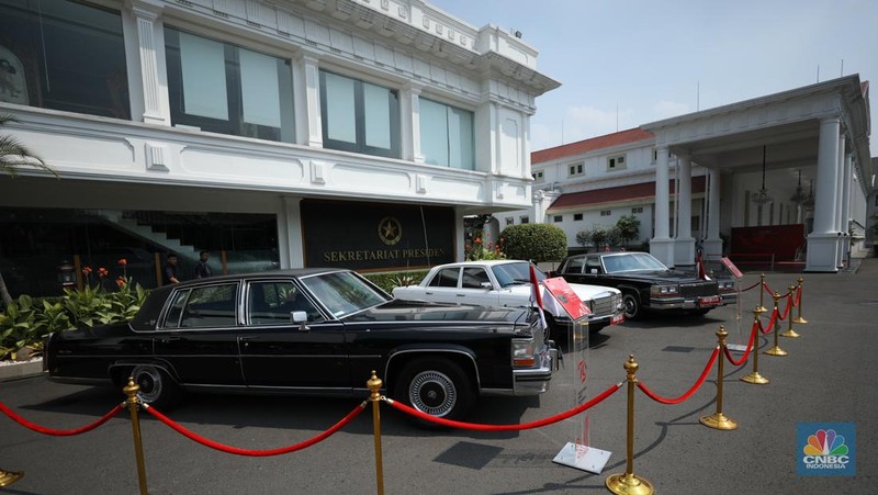 Istana Negara memajang tiga mobil kepresidenan yang pernah digunakan Presiden kedua Soeharto dengan jenis dua sedan Cadillac tipe Fleetwood Brougham keluaran tahun 1980 dan Mercedes-Benz s-280 jelang perayaan HUT Kemerdekaan RI ke-79, di Jakarta, Rabu (14/8/2024).  (CNBC Indonesia/Tri Susilo)