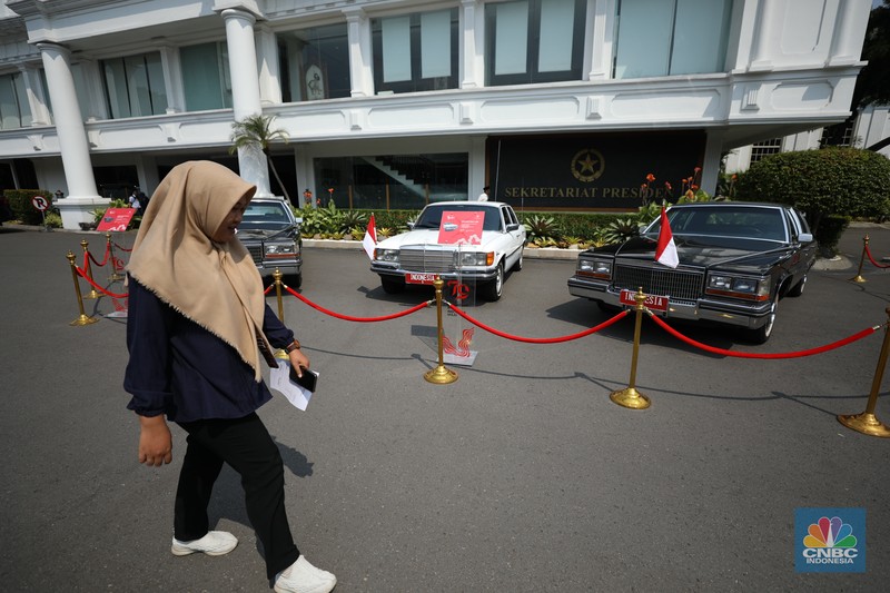 Istana Negara memajang tiga mobil kepresidenan yang pernah digunakan Presiden kedua Soeharto dengan jenis dua sedan Cadillac tipe Fleetwood Brougham keluaran tahun 1980 dan Mercedes-Benz s-280 jelang perayaan HUT Kemerdekaan RI ke-79, di Jakarta, Rabu (14/8/2024).  (CNBC Indonesia/Tri Susilo)