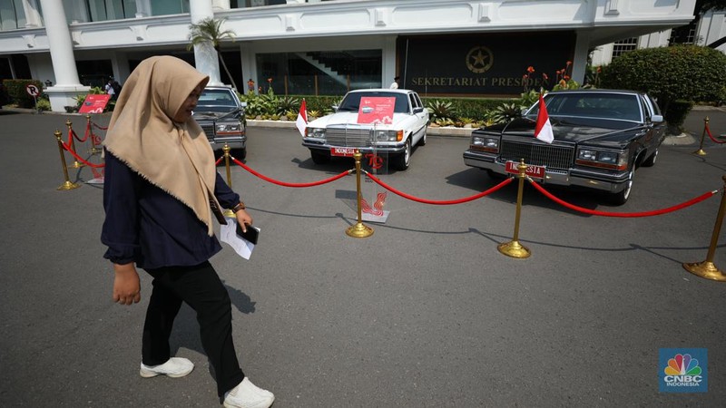 Istana Negara memajang tiga mobil kepresidenan yang pernah digunakan Presiden kedua Soeharto dengan jenis dua sedan Cadillac tipe Fleetwood Brougham keluaran tahun 1980 dan Mercedes-Benz s-280 jelang perayaan HUT Kemerdekaan RI ke-79, di Jakarta, Rabu (14/8/2024).  (CNBC Indonesia/Tri Susilo)