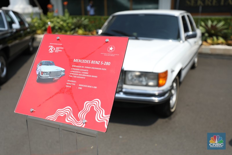 Istana Negara memajang tiga mobil kepresidenan yang pernah digunakan Presiden kedua Soeharto dengan jenis dua sedan Cadillac tipe Fleetwood Brougham keluaran tahun 1980 dan Mercedes-Benz s-280 jelang perayaan HUT Kemerdekaan RI ke-79, di Jakarta, Rabu (14/8/2024).  (CNBC Indonesia/Tri Susilo)