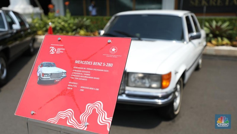 Istana Negara memajang tiga mobil kepresidenan yang pernah digunakan Presiden kedua Soeharto dengan jenis dua sedan Cadillac tipe Fleetwood Brougham keluaran tahun 1980 dan Mercedes-Benz s-280 jelang perayaan HUT Kemerdekaan RI ke-79, di Jakarta, Rabu (14/8/2024).  (CNBC Indonesia/Tri Susilo)