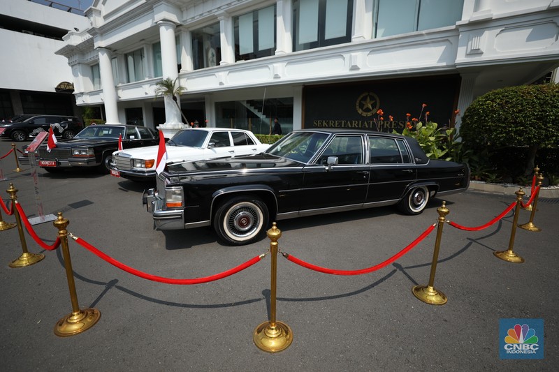 Istana Negara memajang tiga mobil kepresidenan yang pernah digunakan Presiden kedua Soeharto dengan jenis dua sedan Cadillac tipe Fleetwood Brougham keluaran tahun 1980 dan Mercedes-Benz s-280 jelang perayaan HUT Kemerdekaan RI ke-79, di Jakarta, Rabu (14/8/2024). (CNBC Indonesia/Tri Susilo) Istana Negara memajang tiga mobil kepresidenan yang pernah digunakan Presiden kedua Soeharto dengan jenis dua sedan Cadillac tipe Fleetwood Brougham keluaran tahun 1980 dan Mercedes-Benz s-280 jelang perayaan HUT Kemerdekaan RI ke-79, di Jakarta, Rabu (14/8/2024). (CNBC Indonesia/Tri Susilo)