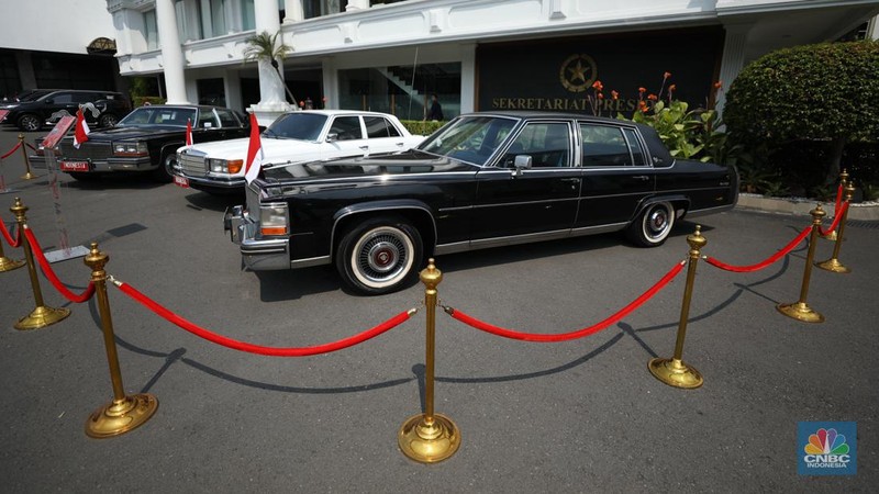 Istana Negara memajang tiga mobil kepresidenan yang pernah digunakan Presiden kedua Soeharto dengan jenis dua sedan Cadillac tipe Fleetwood Brougham keluaran tahun 1980 dan Mercedes-Benz s-280 jelang perayaan HUT Kemerdekaan RI ke-79, di Jakarta, Rabu (14/8/2024).  (CNBC Indonesia/Tri Susilo)