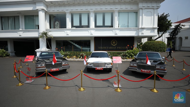 Istana Negara memajang tiga mobil kepresidenan yang pernah digunakan Presiden kedua Soeharto dengan jenis dua sedan Cadillac tipe Fleetwood Brougham keluaran tahun 1980 dan Mercedes-Benz s-280 jelang perayaan HUT Kemerdekaan RI ke-79, di Jakarta, Rabu (14/8/2024).  (CNBC Indonesia/Tri Susilo)