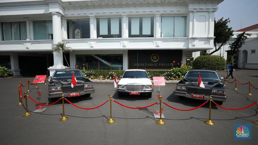 Istana Negara memajang tiga mobil kepresidenan yang pernah digunakan Presiden kedua Soeharto dengan jenis dua sedan Cadillac tipe Fleetwood Brougham keluaran tahun 1980 dan Mercedes-Benz s-280 jelang perayaan HUT Kemerdekaan RI ke-79, di Jakarta, Rabu (14/8/2024).  (CNBC Indonesia/Tri Susilo)