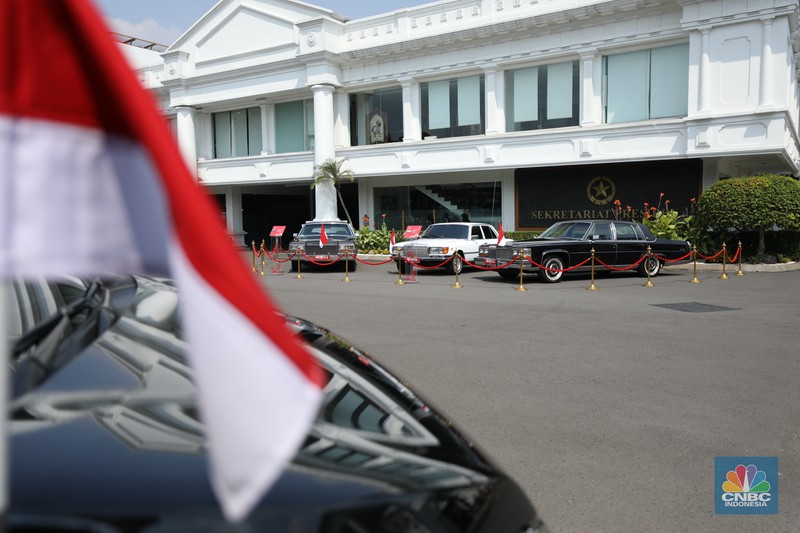 Istana Negara memajang tiga mobil kepresidenan yang pernah digunakan Presiden kedua Soeharto dengan jenis dua sedan Cadillac tipe Fleetwood Brougham keluaran tahun 1980 dan Mercedes-Benz s-280 jelang perayaan HUT Kemerdekaan RI ke-79, di Jakarta, Rabu (14/8/2024). (CNBC Indonesia/Tri Susilo) Istana Negara memajang tiga mobil kepresidenan yang pernah digunakan Presiden kedua Soeharto dengan jenis dua sedan Cadillac tipe Fleetwood Brougham keluaran tahun 1980 dan Mercedes-Benz s-280 jelang perayaan HUT Kemerdekaan RI ke-79, di Jakarta, Rabu (14/8/2024). (CNBC Indonesia/Tri Susilo)