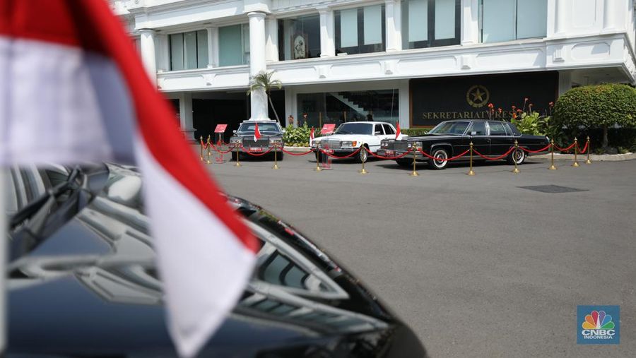 Istana Negara memajang tiga mobil kepresidenan yang pernah digunakan Presiden kedua Soeharto dengan jenis dua sedan Cadillac tipe Fleetwood Brougham keluaran tahun 1980 dan Mercedes-Benz s-280 jelang perayaan HUT Kemerdekaan RI ke-79, di Jakarta, Rabu (14/8/2024).  (CNBC Indonesia/Tri Susilo)