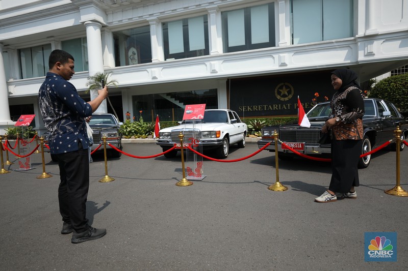 Istana Negara memajang tiga mobil kepresidenan yang pernah digunakan Presiden kedua Soeharto dengan jenis dua sedan Cadillac tipe Fleetwood Brougham keluaran tahun 1980 dan Mercedes-Benz s-280 jelang perayaan HUT Kemerdekaan RI ke-79, di Jakarta, Rabu (14/8/2024).  (CNBC Indonesia/Tri Susilo)