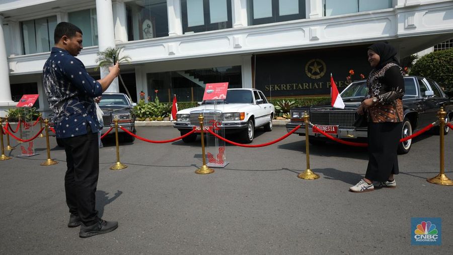 Istana Negara memajang tiga mobil kepresidenan yang pernah digunakan Presiden kedua Soeharto dengan jenis dua sedan Cadillac tipe Fleetwood Brougham keluaran tahun 1980 dan Mercedes-Benz s-280 jelang perayaan HUT Kemerdekaan RI ke-79, di Jakarta, Rabu (14/8/2024).  (CNBC Indonesia/Tri Susilo)