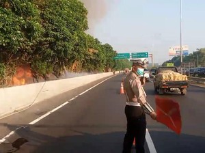 Kebakaran di Pinggir Tol Kapuk, Lalin Arah Bandara Soetta Padat