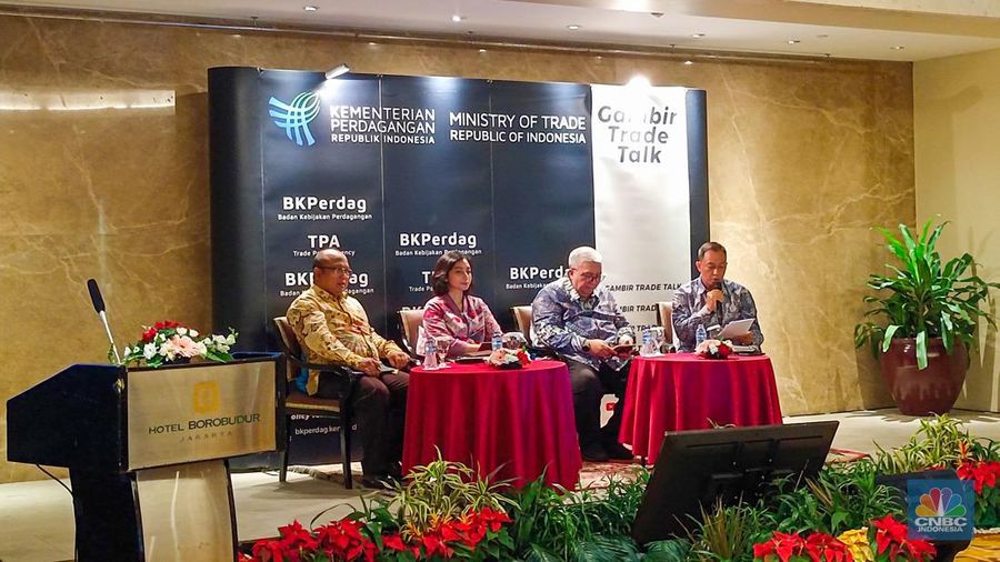 (kiri ke kanan) Ekonom Senior INDEF, Tauhid Ahmad; Direktur Perdagangan, Investasi dan Kerjasama Ekonomi Internasional BAPPENAS, Laksmi Kusumawati; Ketua Umum Asosiasi Pengusaha Ritel Indonesia (Aprindo), Roy Nicholas Mandey dalam Gambir Trade Talk 'Transformasi Ritel Modern di Era Digitalisasi: Peluang dan tantangan’ di Jakarta, Rabu (14/8/2024). (CNBC Indonesia/Martyasari Rizky)