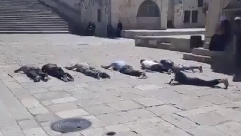 Lebih dari 2000 pemukim yang dipimpin oleh Itamar Ben Gvir menyerbu Al-Aqsa hari ini pada apa yang dikenal sebagai Lebih dari 2000 pemukim yang dipimpin oleh Itamar Ben Gvir menyerbu Al-Aqsa hari ini pada apa yang dikenal sebagai