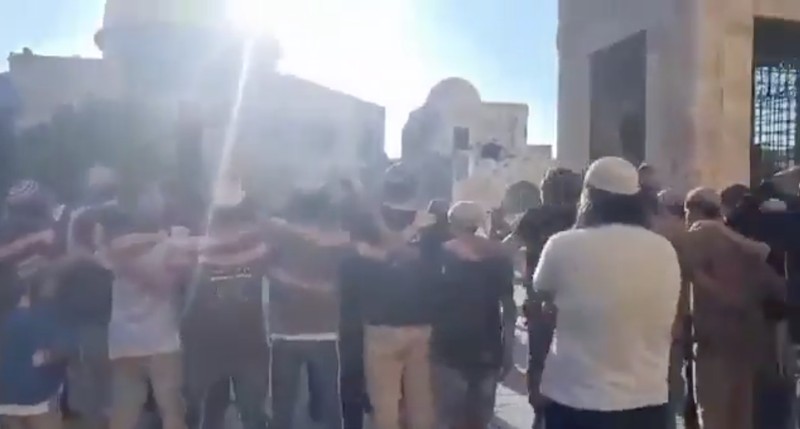 Lebih dari 2000 pemukim yang dipimpin oleh Itamar Ben Gvir menyerbu Al-Aqsa hari ini pada apa yang dikenal sebagai Lebih dari 2000 pemukim yang dipimpin oleh Itamar Ben Gvir menyerbu Al-Aqsa hari ini pada apa yang dikenal sebagai