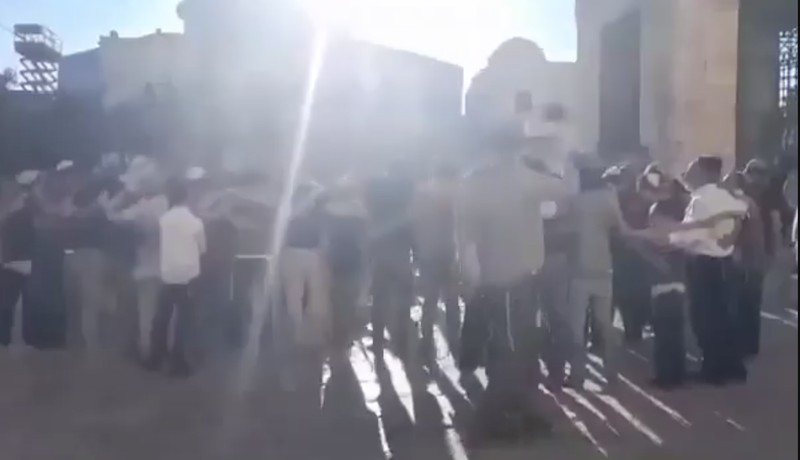Lebih dari 2000 pemukim yang dipimpin oleh Itamar Ben Gvir menyerbu Al-Aqsa hari ini pada apa yang dikenal sebagai Lebih dari 2000 pemukim yang dipimpin oleh Itamar Ben Gvir menyerbu Al-Aqsa hari ini pada apa yang dikenal sebagai