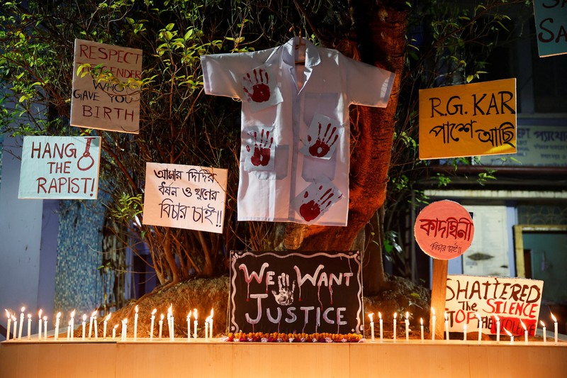 Para dokter muda memprotes pemerkosaan dan pembunuhan seorang petugas medis di Kolkata minggu lalu, dalam acara peringatan dengan menyalakan lilin di Hyderabad, India, Senin, 12 Agustus 2024. (AP Photo/Mahesh Kumar A.)
