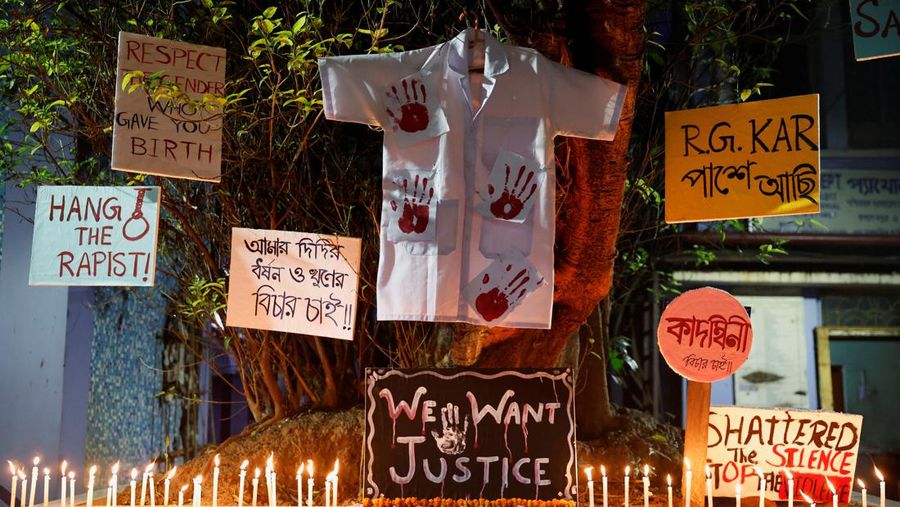 Para dokter muda memprotes pemerkosaan dan pembunuhan seorang petugas medis di Kolkata minggu lalu, dalam acara peringatan dengan menyalakan lilin di Hyderabad, India, Senin, 12 Agustus 2024. (AP Photo/Mahesh Kumar A.)