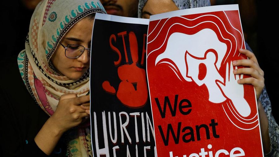 Para dokter muda memprotes pemerkosaan dan pembunuhan seorang petugas medis di Kolkata minggu lalu, dalam acara peringatan dengan menyalakan lilin di Hyderabad, India, Senin, 12 Agustus 2024. (AP Photo/Mahesh Kumar A.)