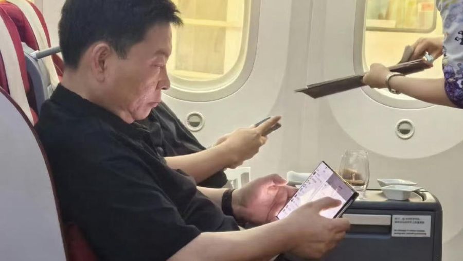 Mantan CEO Huawei Richard Yu terlihat menggunakan HP lipat tiga.