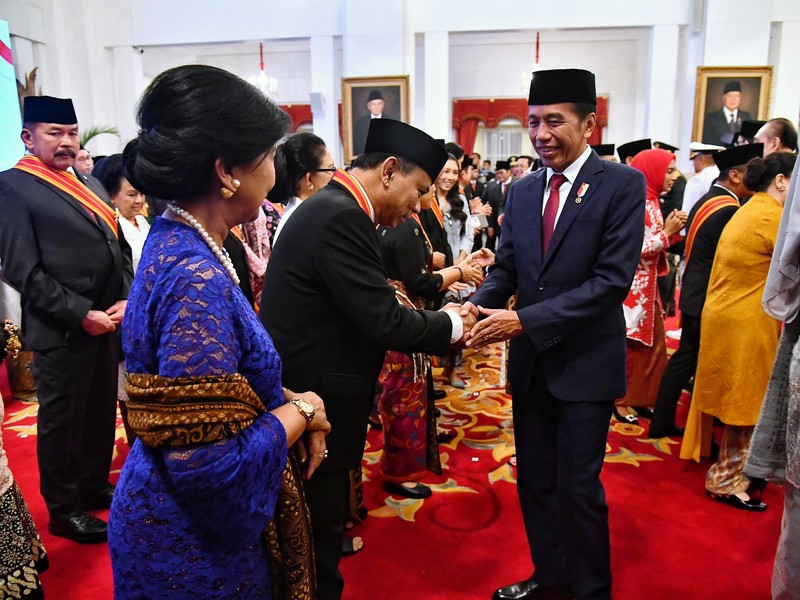 Presiden Joko Widodo (Jokowi) memberi gelar kehormatan dan tanda jasa ke sejumlah menteri, pimpinan kementerian atau lembaga, ketua umum partai politik, seniman, hingga tokoh agama jelang Hari Ulang Tahun ke-79 Republik Indonesia pada 17 Agustus 2024, di Istana Negara, Jakarta, Rabu (14/8/2024). (CNBC Indonesia/Tri Susilo)