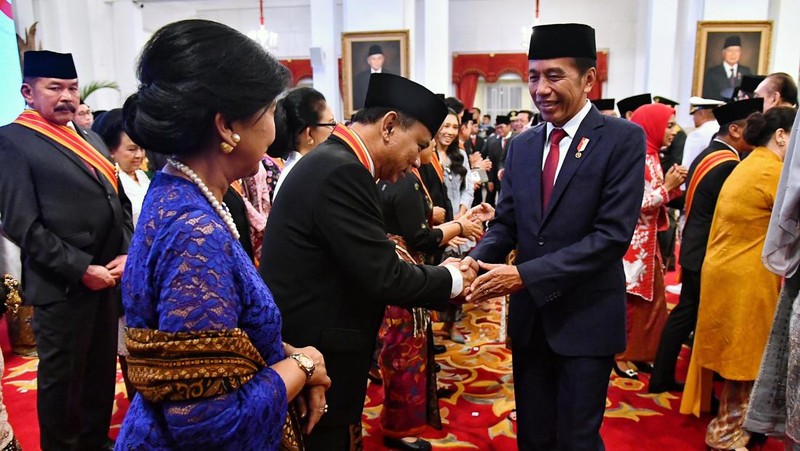 Presiden Joko Widodo (Jokowi) memberi gelar kehormatan dan tanda jasa ke sejumlah menteri, pimpinan kementerian atau lembaga, ketua umum partai politik, seniman, hingga tokoh agama jelang Hari Ulang Tahun ke-79 Republik Indonesia pada 17 Agustus 2024, di Istana Negara, Jakarta, Rabu (14/8/2024). (վ/Tri Susilo)