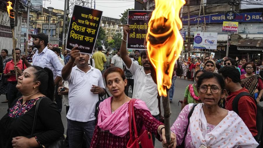 Para dokter muda memprotes pemerkosaan dan pembunuhan seorang petugas medis di Kolkata minggu lalu, dalam acara peringatan dengan menyalakan lilin di Hyderabad, India, Senin, 12 Agustus 2024. (AP Photo/Mahesh Kumar A.)