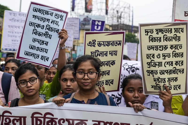Para dokter muda memprotes pemerkosaan dan pembunuhan seorang petugas medis di Kolkata minggu lalu, dalam acara peringatan dengan menyalakan lilin di Hyderabad, India, Senin, 12 Agustus 2024. (AP Photo/Mahesh Kumar A.)