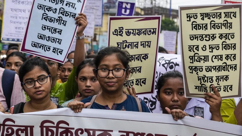 Para dokter muda memprotes pemerkosaan dan pembunuhan seorang petugas medis di Kolkata minggu lalu, dalam acara peringatan dengan menyalakan lilin di Hyderabad, India, Senin, 12 Agustus 2024. (AP Photo/Mahesh Kumar A.)
