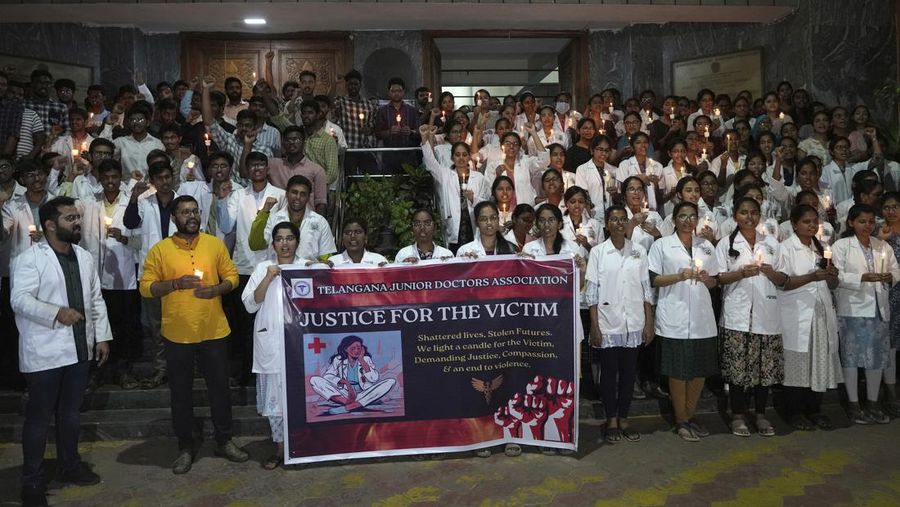 Para dokter muda memprotes pemerkosaan dan pembunuhan seorang petugas medis di Kolkata minggu lalu, dalam acara peringatan dengan menyalakan lilin di Hyderabad, India, Senin, 12 Agustus 2024. (AP Photo/Mahesh Kumar A.)