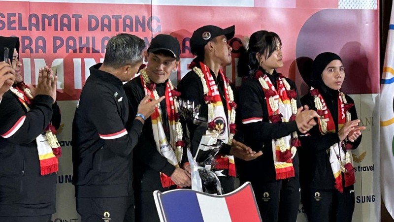 Peraih medali emas Olimpiade 2024 Rizki Juniansyah dan Veddriq Leonardo tiba di Tanah Air. Jajaran Kemenpora, KOI, serta induk pengurus olahraga angkat besi dan panjat besi turut di antara barisan penyambut. (Dok. Detikcom/Rifkianto Nugroho)
