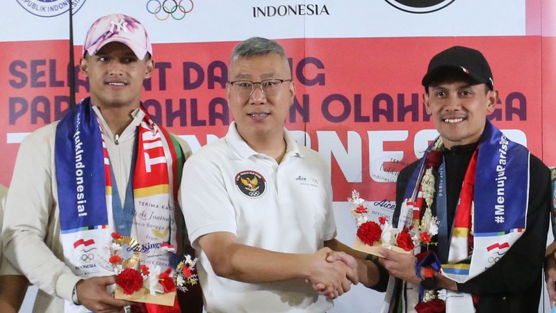 Peraih medali emas Olimpiade 2024 Rizki Juniansyah dan Veddriq Leonardo tiba di Tanah Air. Jajaran Kemenpora, KOI, serta induk pengurus olahraga angkat besi dan panjat besi turut di antara barisan penyambut. Peraih medali emas Olimpiade 2024 Rizki Juniansyah dan Veddriq Leonardo tiba di Tanah Air. Jajaran Kemenpora, KOI, serta induk pengurus olahraga angkat besi dan panjat besi turut di antara barisan penyambut. (Dok. Detikcom/Rifkianto Nugroho)
