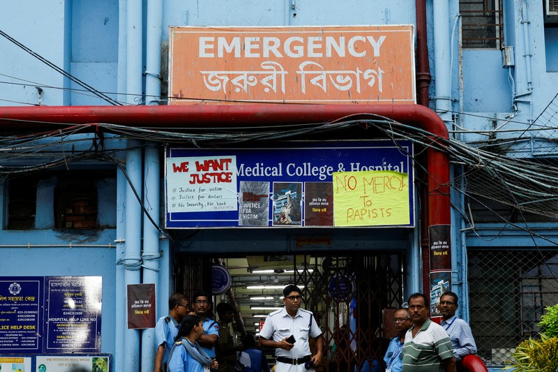 Para dokter muda memprotes pemerkosaan dan pembunuhan seorang petugas medis di Kolkata minggu lalu, dalam acara peringatan dengan menyalakan lilin di Hyderabad, India, Senin, 12 Agustus 2024. Para dokter muda memprotes pemerkosaan dan pembunuhan seorang petugas medis di Kolkata minggu lalu, dalam acara peringatan dengan menyalakan lilin di Hyderabad, India, Senin, 12 Agustus 2024. (AP Photo/Mahesh Kumar A.)