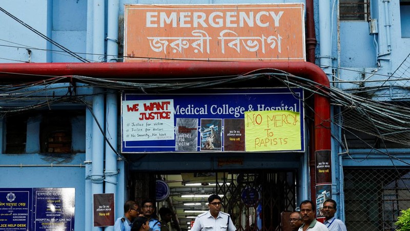 Para dokter muda memprotes pemerkosaan dan pembunuhan seorang petugas medis di Kolkata minggu lalu, dalam acara peringatan dengan menyalakan lilin di Hyderabad, India, Senin, 12 Agustus 2024. (AP Photo/Mahesh Kumar A.)