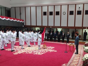 Heru Budi Kukuhkan Paskibraka DKI untuk Upacara HUT Ke-79 RI di Monas