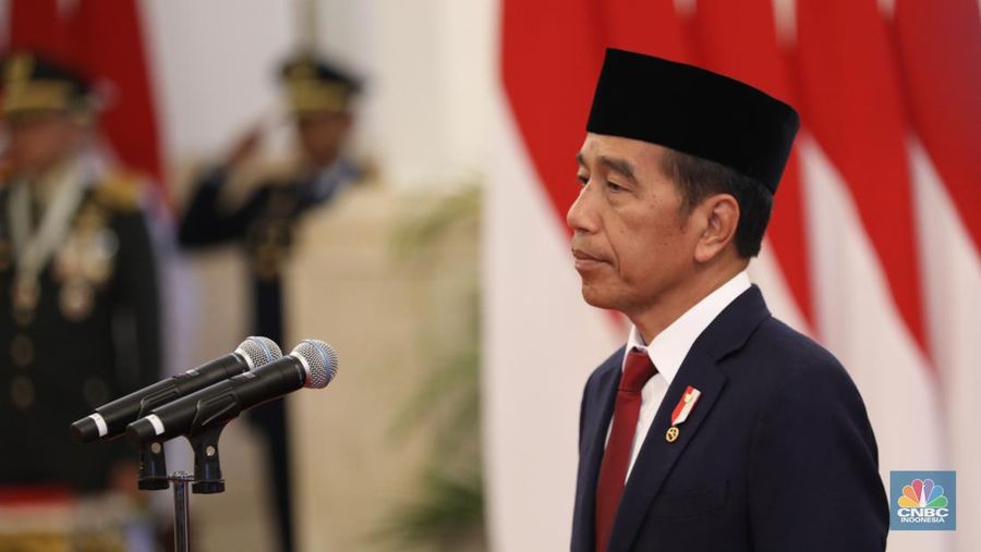 Presiden Joko Widodo (Jokowi) memberi gelar kehormatan dan tanda jasa ke sejumlah menteri, pimpinan kementerian atau lembaga, ketua umum partai politik, seniman, hingga tokoh agama jelang Hari Ulang Tahun ke-79 Republik Indonesia pada 17 Agustus 2024, di Istana Negara, Jakarta, Rabu (14/8/2024). (CNBC Indonesia/Tri Susilo)