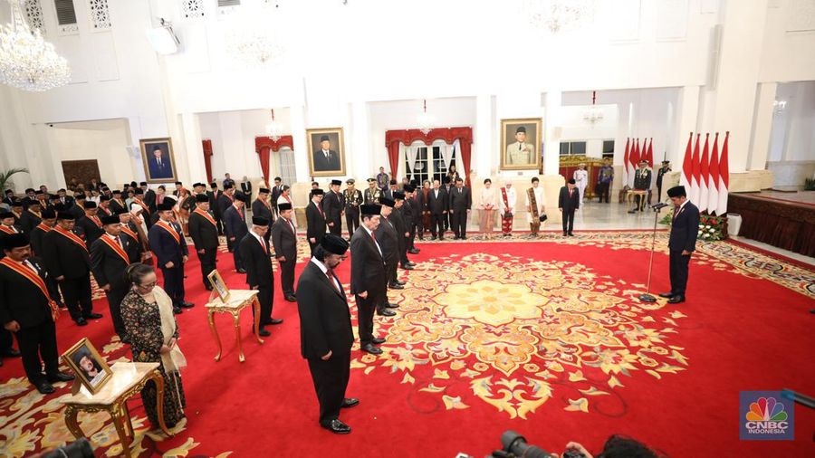 Presiden Joko Widodo (Jokowi) memberi gelar kehormatan dan tanda jasa ke sejumlah menteri, pimpinan kementerian atau lembaga, ketua umum partai politik, seniman, hingga tokoh agama jelang Hari Ulang Tahun ke-79 Republik Indonesia pada 17 Agustus 2024, di Istana Negara, Jakarta, Rabu (14/8/2024). (վ/Tri Susilo)