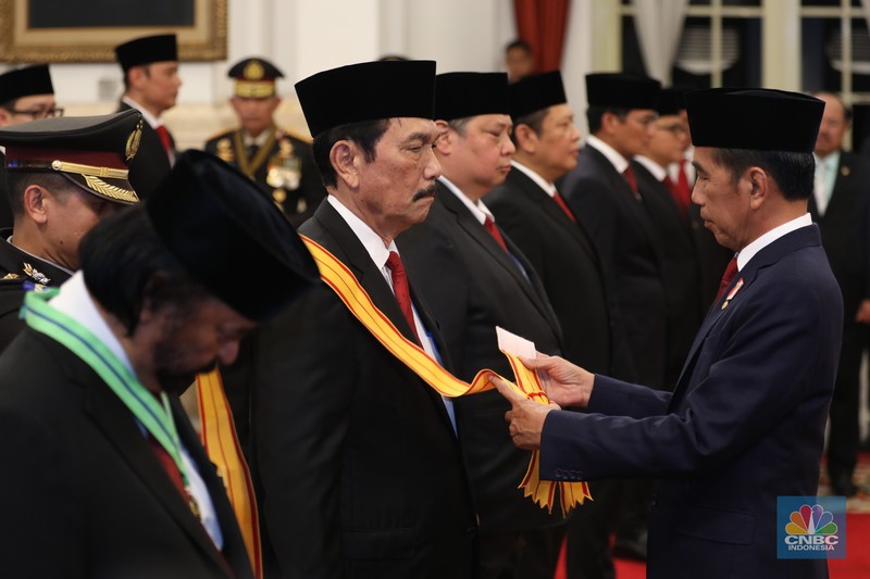 Presiden Joko Widodo (Jokowi) memberi gelar kehormatan dan tanda jasa ke sejumlah menteri, pimpinan kementerian atau lembaga, ketua umum partai politik, seniman, hingga tokoh agama jelang Hari Ulang Tahun ke-79 Republik Indonesia pada 17 Agustus 2024, di Istana Negara, Jakarta, Rabu (14/8/2024). (CNBC Indonesia/Tri Susilo) Presiden Joko Widodo (Jokowi) memberi gelar kehormatan dan tanda jasa ke sejumlah menteri, pimpinan kementerian atau lembaga, ketua umum partai politik, seniman, hingga tokoh agama jelang Hari Ulang Tahun ke-79 Republik Indonesia pada 17 Agustus 2024, di Istana Negara, Jakarta, Rabu (14/8/2024). (CNBC Indonesia/Tri Susilo)