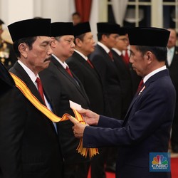 Momen Jokowi Beri Gelar Kehormatan ke Prabowo, Luhut & Surya Paloh
