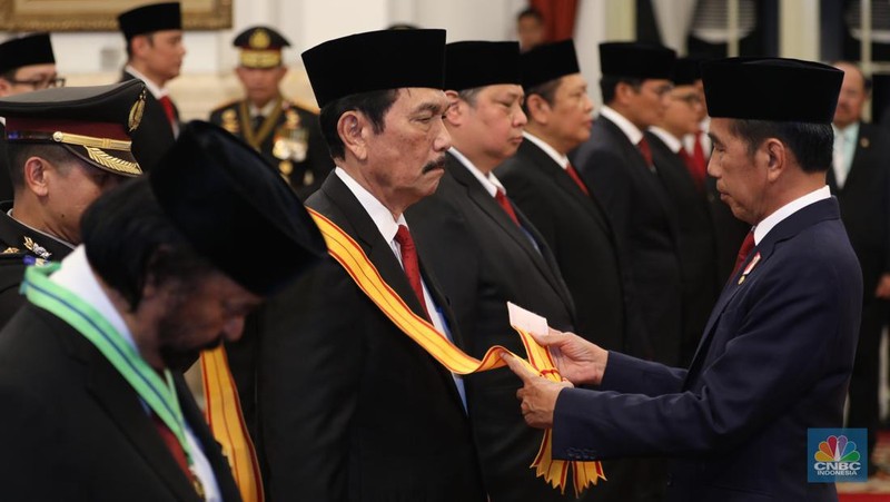Presiden Joko Widodo (Jokowi) memberi gelar kehormatan dan tanda jasa ke sejumlah menteri, pimpinan kementerian atau lembaga, ketua umum partai politik, seniman, hingga tokoh agama jelang Hari Ulang Tahun ke-79 Republik Indonesia pada 17 Agustus 2024, di Istana Negara, Jakarta, Rabu (14/8/2024). (վ/Tri Susilo)