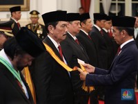Momen Jokowi Beri Gelar Kehormatan ke Prabowo, Luhut & Surya Paloh