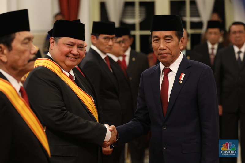 Presiden Joko Widodo (Jokowi) memberi gelar kehormatan dan tanda jasa ke sejumlah menteri, pimpinan kementerian atau lembaga, ketua umum partai politik, seniman, hingga tokoh agama jelang Hari Ulang Tahun ke-79 Republik Indonesia pada 17 Agustus 2024, di Istana Negara, Jakarta, Rabu (14/8/2024). (CNBC Indonesia/Tri Susilo)