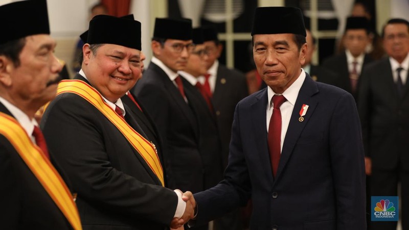 Presiden Joko Widodo (Jokowi) memberi gelar kehormatan dan tanda jasa ke sejumlah menteri, pimpinan kementerian atau lembaga, ketua umum partai politik, seniman, hingga tokoh agama jelang Hari Ulang Tahun ke-79 Republik Indonesia pada 17 Agustus 2024, di Istana Negara, Jakarta, Rabu (14/8/2024). (վ/Tri Susilo)