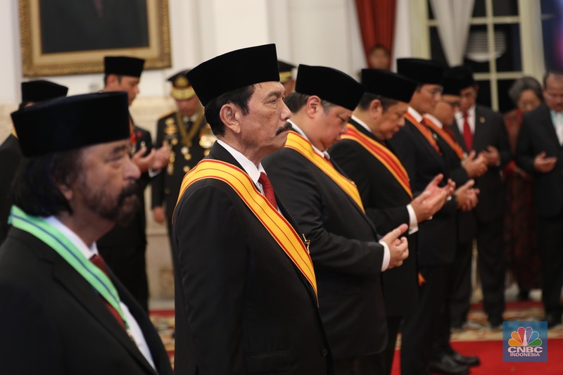 Presiden Joko Widodo (Jokowi) memberi gelar kehormatan dan tanda jasa ke sejumlah menteri, pimpinan kementerian atau lembaga, ketua umum partai politik, seniman, hingga tokoh agama jelang Hari Ulang Tahun ke-79 Republik Indonesia pada 17 Agustus 2024, di Istana Negara, Jakarta, Rabu (14/8/2024). (CNBC Indonesia/Tri Susilo)