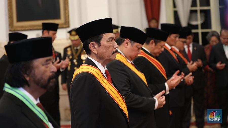Presiden Joko Widodo (Jokowi) memberi gelar kehormatan dan tanda jasa ke sejumlah menteri, pimpinan kementerian atau lembaga, ketua umum partai politik, seniman, hingga tokoh agama jelang Hari Ulang Tahun ke-79 Republik Indonesia pada 17 Agustus 2024, di Istana Negara, Jakarta, Rabu (14/8/2024). (վ/Tri Susilo)
